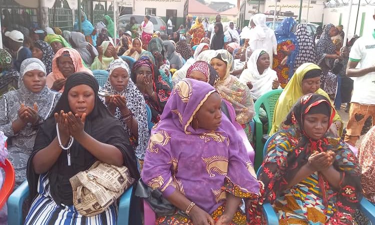 Religion : Prière et bénédiction chez hadja Mariama Doubadiaby.