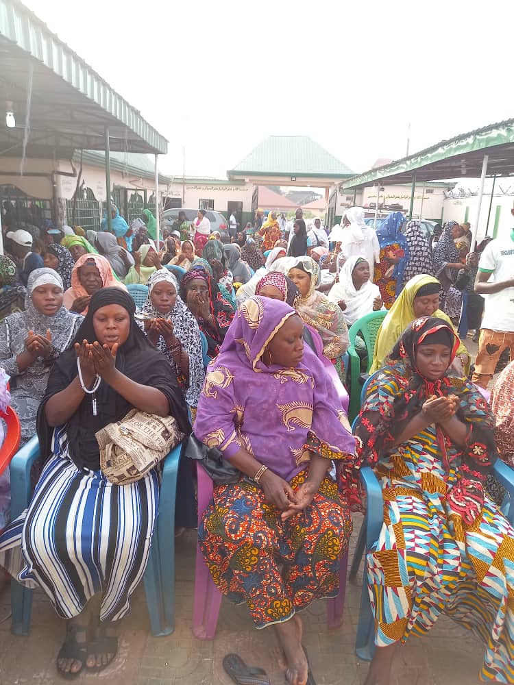 Religion : Prière et bénédiction chez hadja Mariama Doubadiaby.