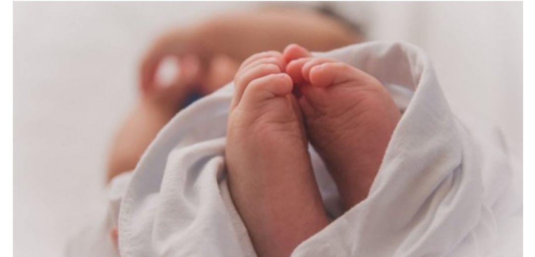 UN BÉBÉ DE 11 MOIS VIOLÉ PAR SON PROPRE FRÈRE DE 14 ANS