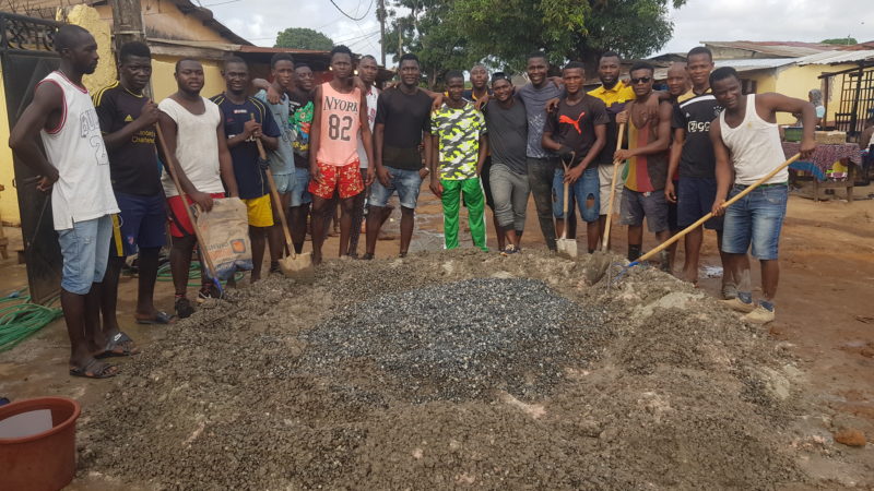 PORT 1 GBESSIA : En attendant le soutien de L&rsquo;Etat les jeunes de Gbessia mettent les mains dans les poches pour la construction de la ruelle « Russia » de Gbessia.