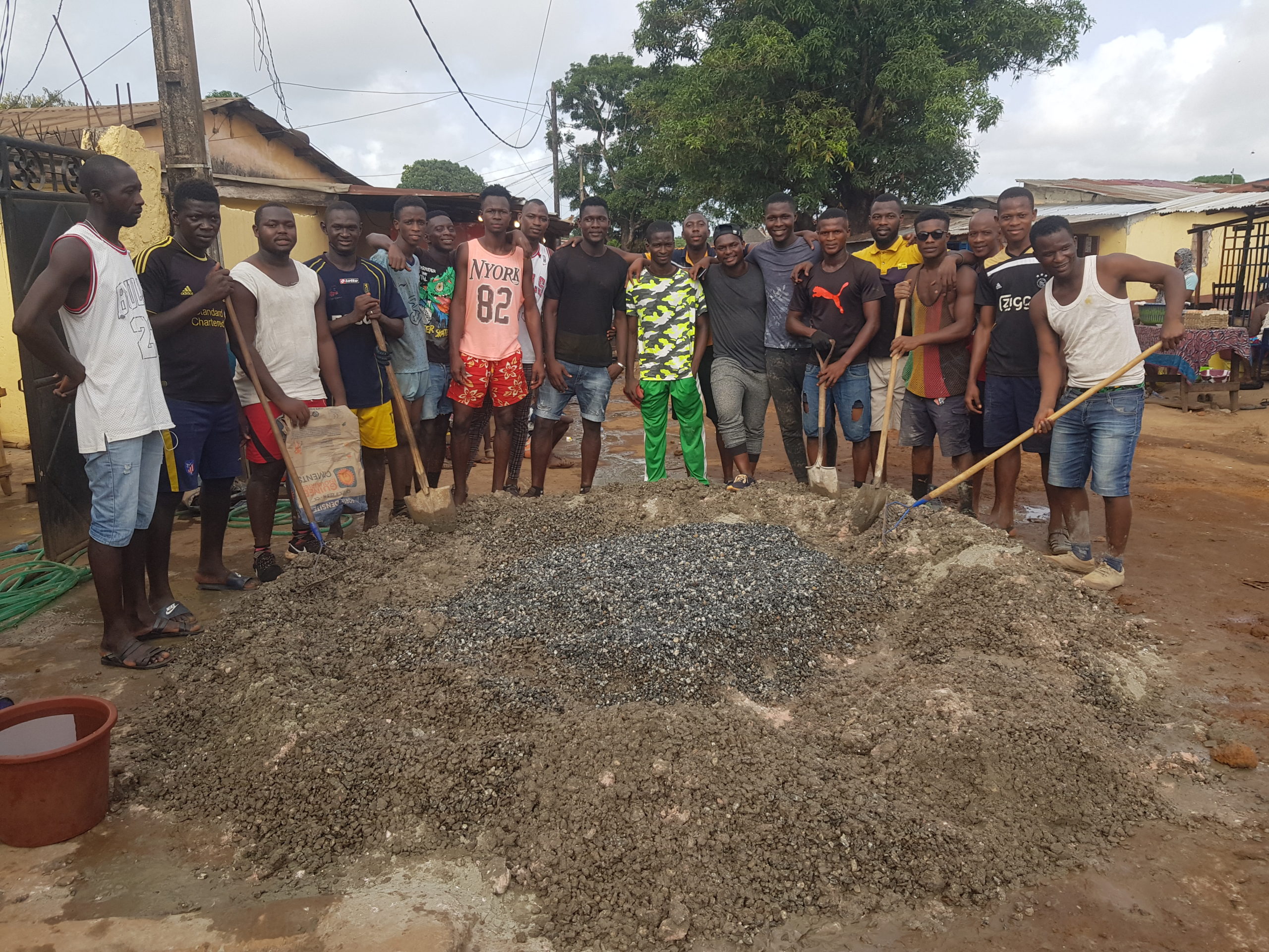 PORT 1 GBESSIA : En attendant le soutien de L&rsquo;Etat les jeunes de Gbessia mettent les mains dans les poches pour la construction de la ruelle « Russia » de Gbessia.