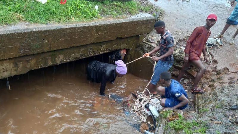 Eaux de ruissellement à Conakry : la vie de Mamadou saïdou sow, sauve,mais sa moto reste toujours clouée sous le pont.