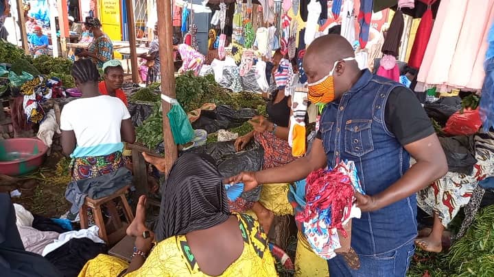 COVID-19 EN GUINÉE/MATOTO : OUMAR CONDÉ SENSIBILISE ET DISTRIBUE LES BAVETTES DANS LES LIEUX PUBLICS.