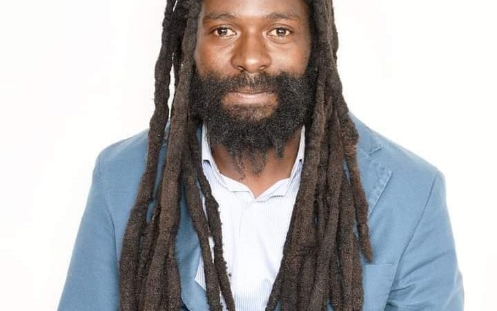 L&rsquo;avènement des militaires au pouvoir en Guinée : L&rsquo;artiste chanteur TAKANA ZION dans les rues de kaloum pour exprimer sa joie.