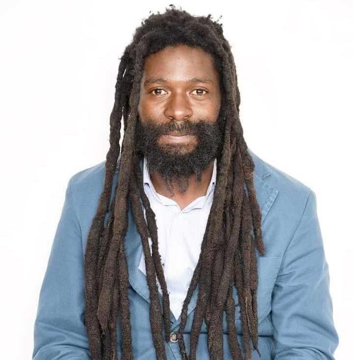 L&rsquo;avènement des militaires au pouvoir en Guinée : L&rsquo;artiste chanteur TAKANA ZION dans les rues de kaloum pour exprimer sa joie.