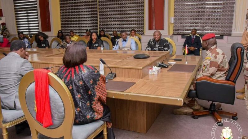 Assainissement: le Chef de l’Etat avec les artistes qui luttent contre l’insalubrité à Conakry