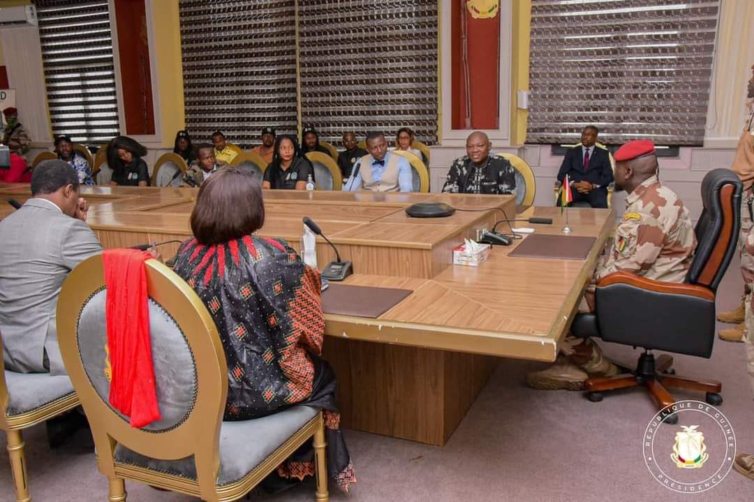 Assainissement: le Chef de l’Etat avec les artistes qui luttent contre l’insalubrité à Conakry
