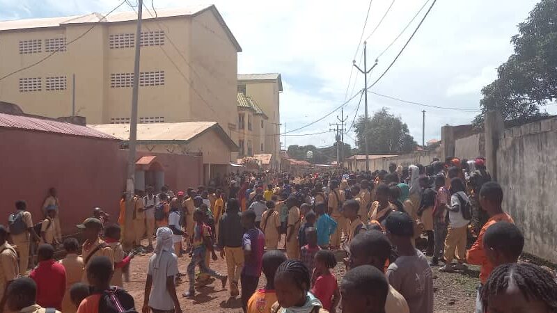 Urgent : les cours perturbés à Labé par les jeunes en colère, suite à l&rsquo;assassinat du 1er Imam de Daka.
