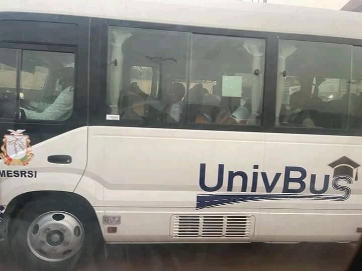Bus universitaires :  » le transport est bon pour ceux qui quittent loin, mais les bus sont insuffisants  » dixit un étudiant.