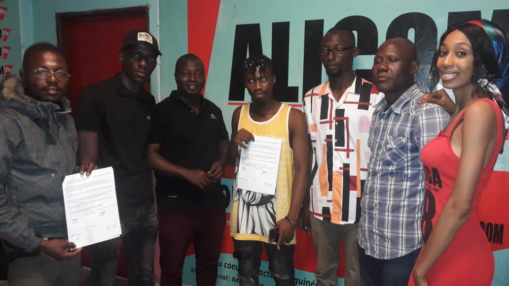 CULTURE/ Un jeune artiste chanteur ABAC BANGOURA vient de parapher un contrat d&rsquo;un an avec la structure Alicom prod.