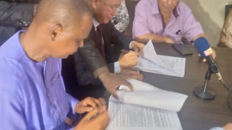 900 000 000 de dollars et quelques poussières, c&rsquo;est qui ressort du contrat de partenariat signé entre KEBO énergie et la société China Railway.
