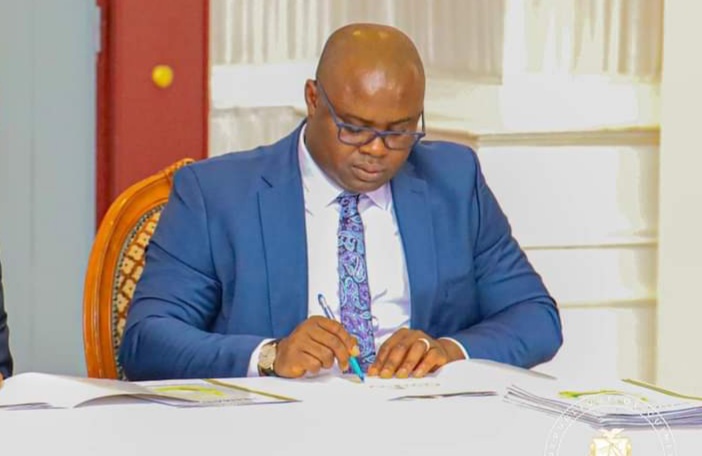 𝗟𝗘 𝗣𝗥𝗘𝗠𝗜𝗘𝗥 𝗠𝗜𝗡𝗜𝗦𝗧𝗥𝗘 𝗦𝗜𝗚𝗡𝗘 𝗗𝗘𝗦 𝗖𝗢𝗡𝗧𝗥𝗔𝗧𝗦 𝗔𝗡𝗡𝗨𝗘𝗟𝗦 𝗗𝗘 𝗣𝗘𝗥𝗙𝗢𝗥𝗠𝗔𝗡𝗖𝗘 𝗔𝗩𝗘𝗖 𝗟𝗘𝗦 𝗠𝗜𝗡𝗜𝗦𝗧𝗥𝗘𝗦