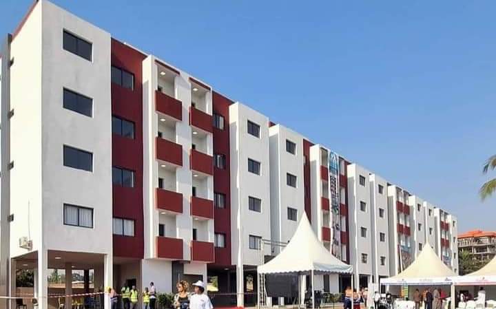 LE GOUVERNEMENT LIVRE LE PREMIER LOT DE LOGEMENTS SOCIAUX.
