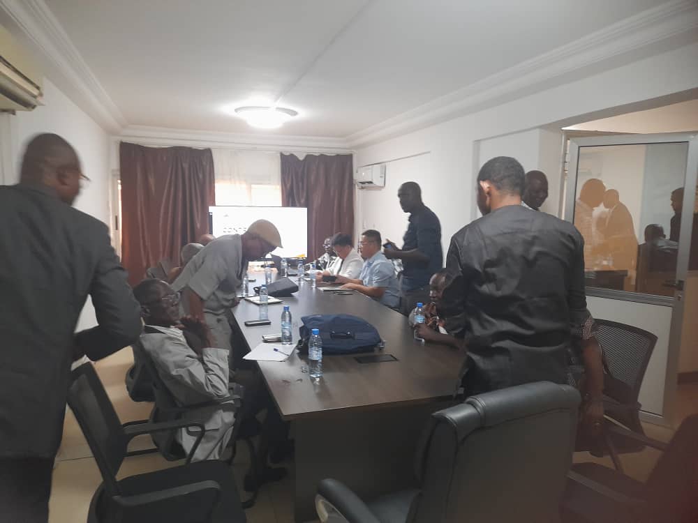 SOCIÉTÉ : les membres de la société kébo et ses partenaires Tiast tiennent une réunion pour établir le programme de visite des sites qui sont choisis pour la construction de son usine et la production du manioc.