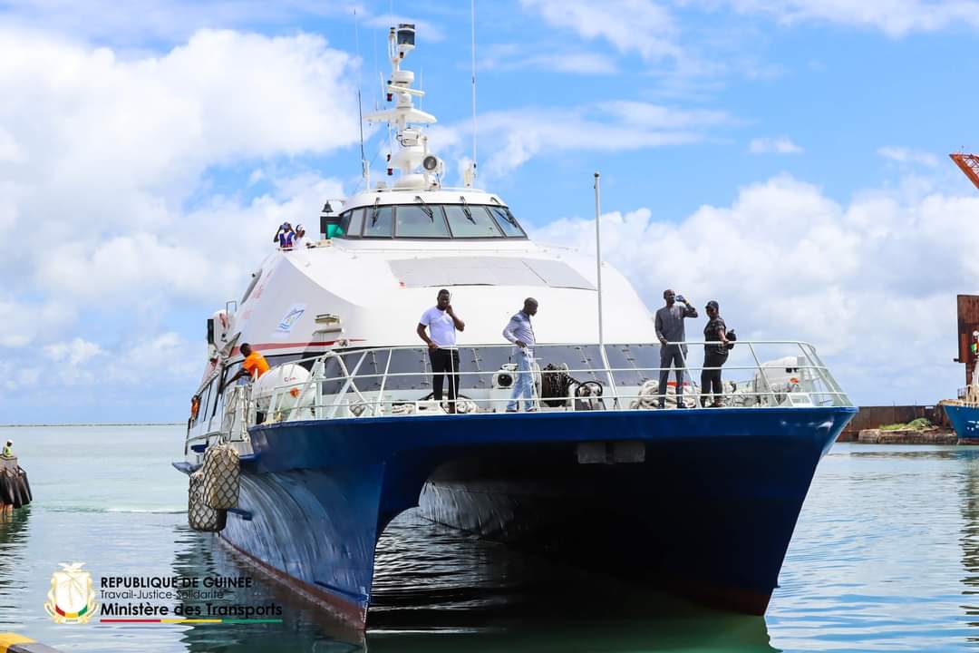 Transport : Un nouveau bateau de 320 places pour la traversée vers l&rsquo;île de Kassa-Conakry.