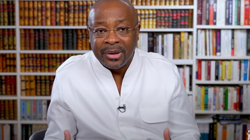 URGENT: Alain Foka annonce sur sa page qu’il quittera Rfi à la fin de ce mois d’octobre 2023.