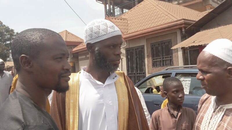 Religion : un an après le décès de son successeur, le nom du premier imam de la mosquée Khabitayah Laboratoire est enfin connu ce vendredi 05 avril 2024, juste après la grande prière en présence de la délégation communale de la Ligue Islamique de Matoto devant les citoyens locaux.