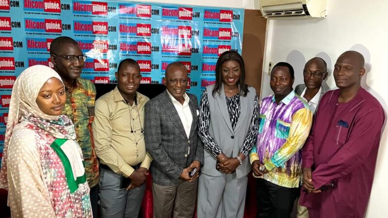 Médias: « e suis venu tendre ma main à tous les journalistes pour leur demander de travailler avec respect envers l&rsquo;éthique et déontologie du métier. » disait le ministre de l&rsquo;information et de la communication á l&rsquo;occurence monsieur Fana Soumah .