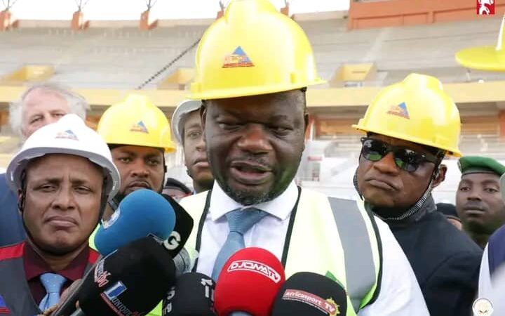 Sport : ministre de la jeunesse et des sports a visité le stade général Lansana Conté de Nongo en compagnie d&rsquo;une délégation de la FIFA et des présidents des fédérations guinéennes pour les disciplines sportives.