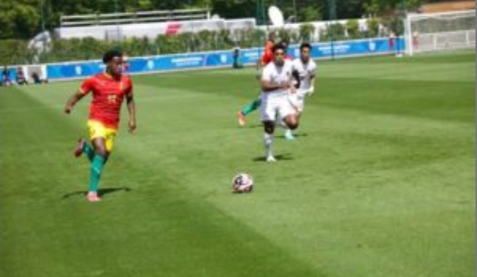 Les espoirs néo-zélandais, bénéficiant de décisions arbitrales favorables et de la mansuétude de leurs adversaires, triomphent des espoirs guinéens avec une victoire (2-1).  Au terme du premier quart d’heure, la Guinée subit la pression et cède la possession à son adversaire. Soumaila Sylla, commettant une sortie infructueuse, entre en collision avec l&rsquo;avant-centre adverse et concède un penalty.