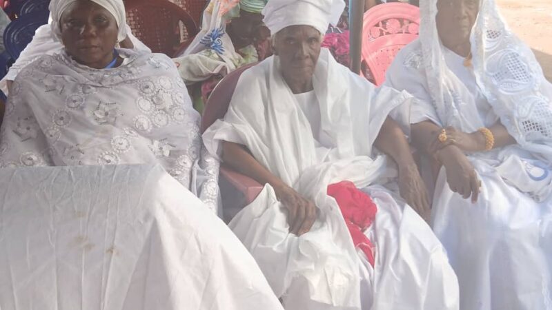 TOMBO LES FEMMES ORGANISE UNE LECTURE DU SAINT CORAN SOUS LE HAUT PATRONAGE DE LA HADJA FATOUMATA YARIE SYLLA DIRECTRICE GÉNÉRALE DES PENSIONS MILITAIRES ET ANCIENS COMBATTANTS