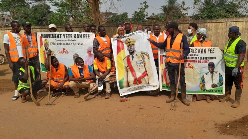 Le Mouvement Yetekanfe assainit le cimetière de Yimbaya