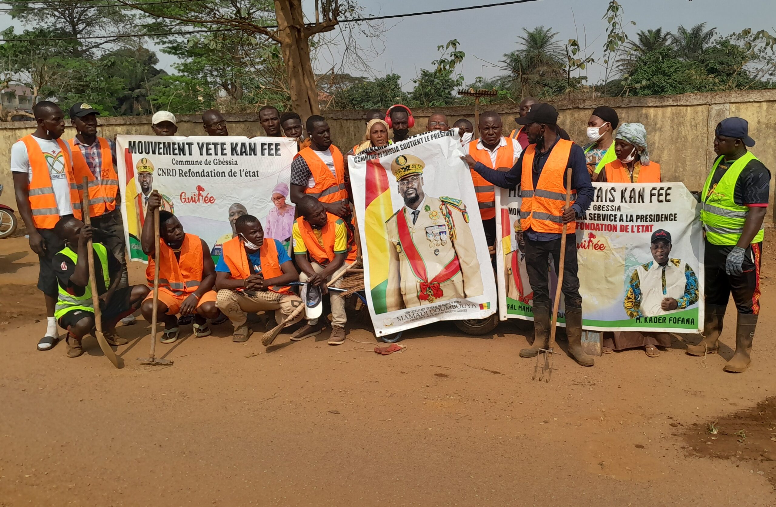 Le Mouvement Yetekanfe assainit le cimetière de Yimbaya