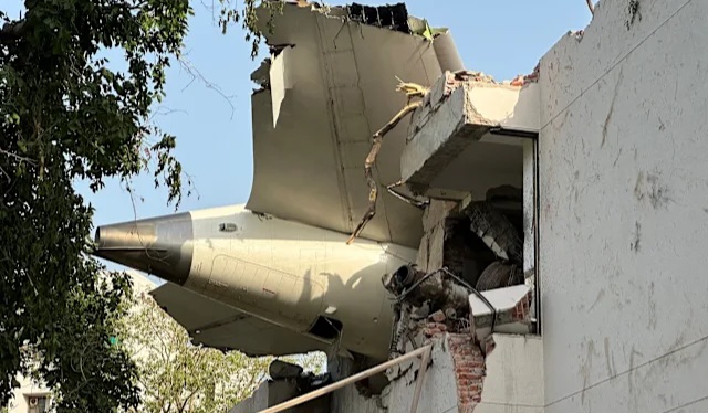 Crash d&rsquo;un avion Air India : 260 morts selon la police, un survivant miraculé…