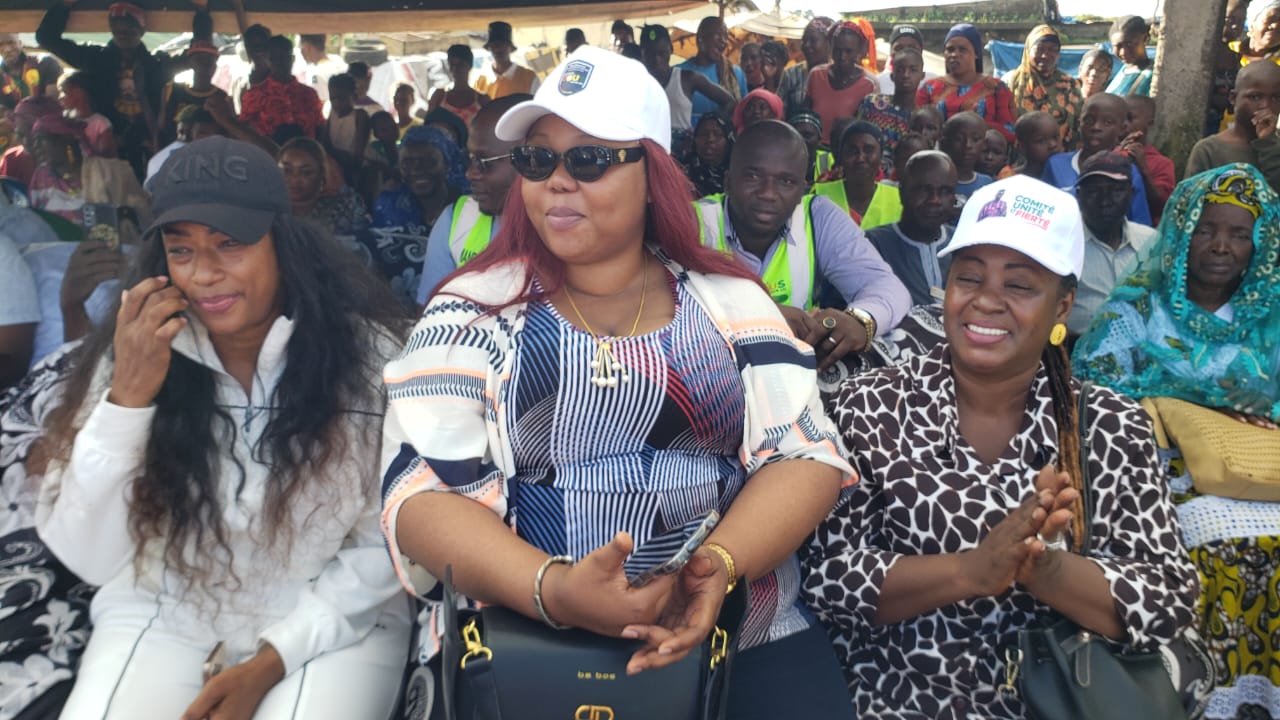 Les femmes mareyeuses de Dabondy apportent leur soutien au Général Mamady Doumbouya et à la nouvelle Constitution