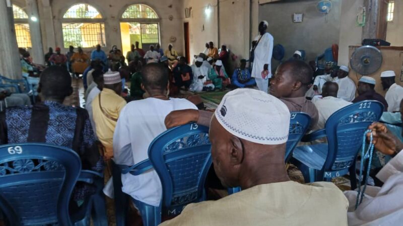 Manéah prie pour la Guinée et son référendum