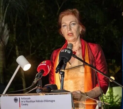 CRISE OU SIMPLE MALENTENDU ? L’AMBASSADRICE ALLEMANDE SORT DE SA RÉSERVE