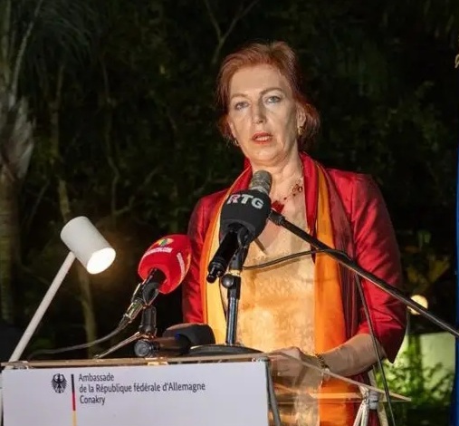 CRISE OU SIMPLE MALENTENDU ? L’AMBASSADRICE ALLEMANDE SORT DE SA RÉSERVE