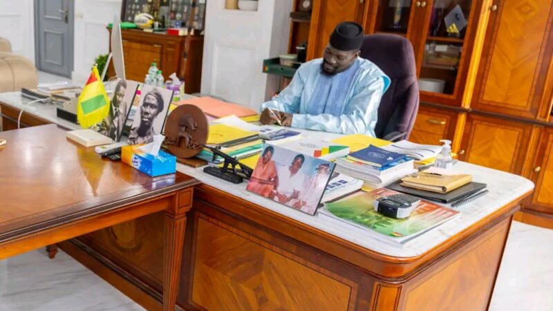 Ma main ne tremblera pas ! » : Mamadi Doumbouya écourte ses congés, durcit le ton contre la corruption et annonce une nouvelle ère administrative en Guinée.